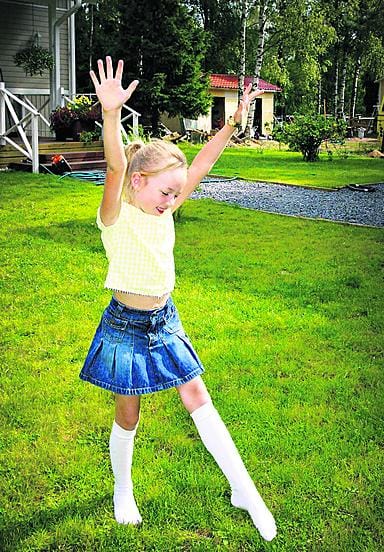 Ekaluokkalainen Marlena Luukkonen osaa tehdä kärrynpyöriä, siltoja ja spagaatin. Taaksepäin puolivolttikin onnistuu pian.