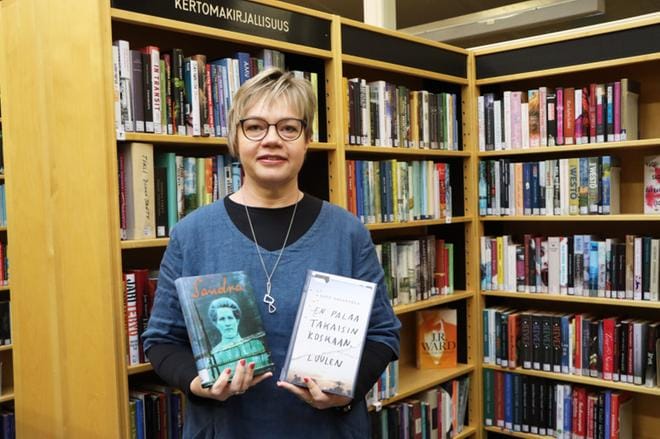 Piirin vetäjä Kristiina Väliniemi toteaa, että lukupiirin tarkoituksena on virkistävät ja voimaannuttavat ajatusten vaihdot tarinoiden ympärillä. KUVA: HENNA NEVALA.