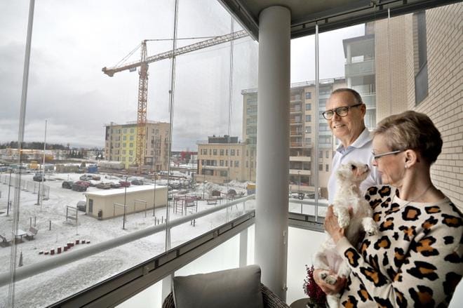 Naapurioppaiksi ryhtyneet Sirkku Ollila ja Esa Karjala asuvat 70-neliöisessä kolmiossa Komiakorttelissa. Myös Pulmu-koira viihtyy uudessa ympäristössä. KUVA: HEIKKI HAKANEN