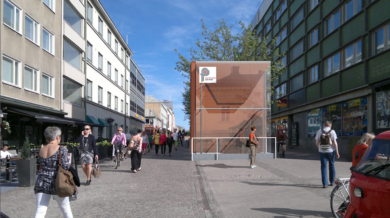 Kauppurienkadun porras- ja hissikuilu sijoittuu lähelle toria Torikadun ja Aleksanterinkadun väliselle osuudelle. Julkisivun lasipinnasta heijastuu paitsi Kaarlenholvin talo niin valokuva torin laiturissa sijainneesta pakkahuoneesta.