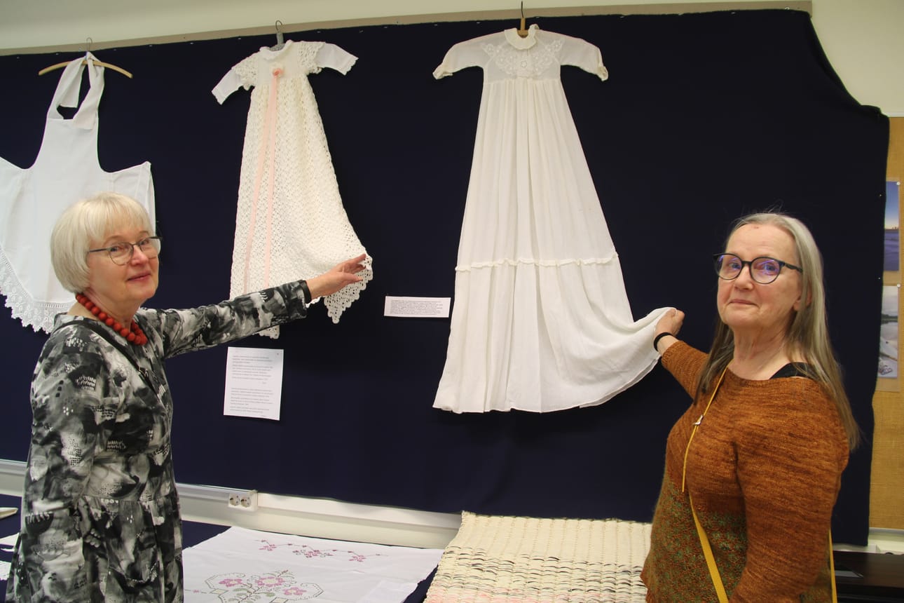 Viime vuonna Pirttikosken käsityöharrastajat kokosivat näyttelyn, jossa oli muun muassa vanhoja perinnekastemekkoja esillä. Nyt näytillä ovat peitot, jotka menevät Pyhäjoen palvelutaloon. Kuvassa Raili Ojanaho ja Raija Kivimäki Pirttikosken käsityönaisista.