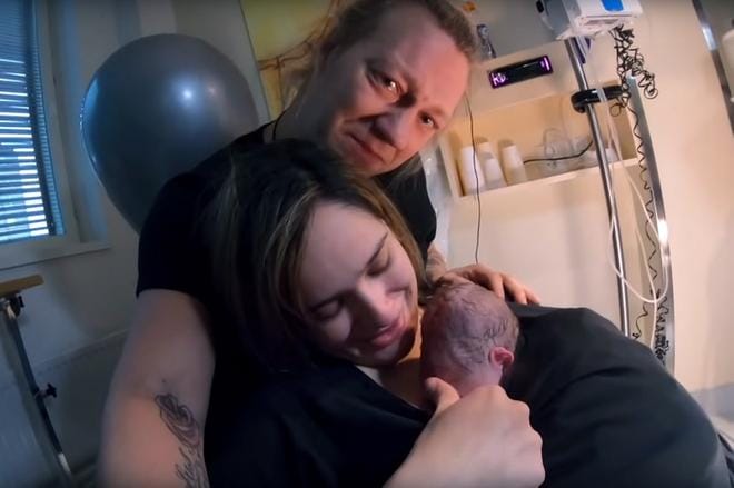 Jukka Hildén ja Chachi Gonzales tekivät synnytysvlogin. KUVA CHACHI GONZALESIN YOUTUBE-VLOGISTA