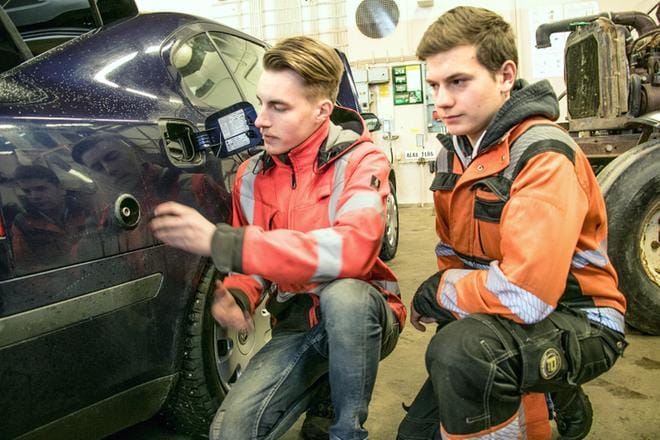 Niko Halkola (vas.) ja Pauli Pajukoski ovat olleet mukana muuntamassa autoa, ja pian myös yhtä traktoria, biokaasulla toimiviksi. Autossa on nyt kaksi tankkausreikää ja kaasupullo takakontissa. KUVAT: JORMA HAVULA