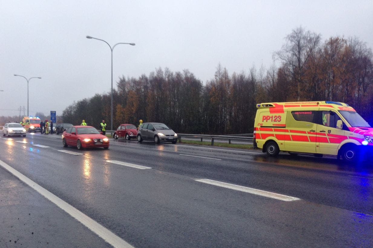 Monen työmatkaliikenne tökki kolarin vuoksi keskiviikkoaamuna.
