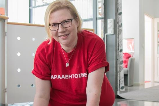 Kristiina Brisk-Mosander näyttää, miten lapsen painelu-puhalluselvytys aloitetaan. Elvytettävän hengitystiet avataan nostamalla leukaa ylöspäin ja taivuttamalla otsaa taakse. Kuva: Sarianne Lakso