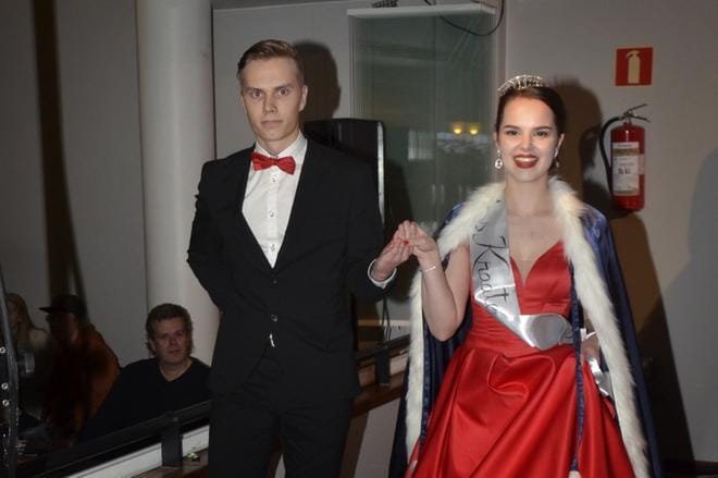 Laura Aho kierroksella Kivitipussa, saattelijana Perttu Olli.