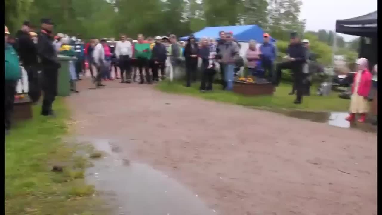 Zetor käynnistyy kammesta.