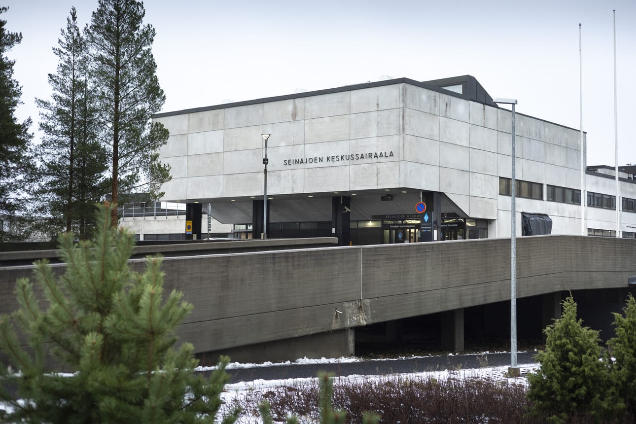Seinäjoen keskussairaalan pääsisäänkäynnin edustan ajorampin kunnosta virisi puheita hyvinvointialueen aluevaltuuston kokouksessa.