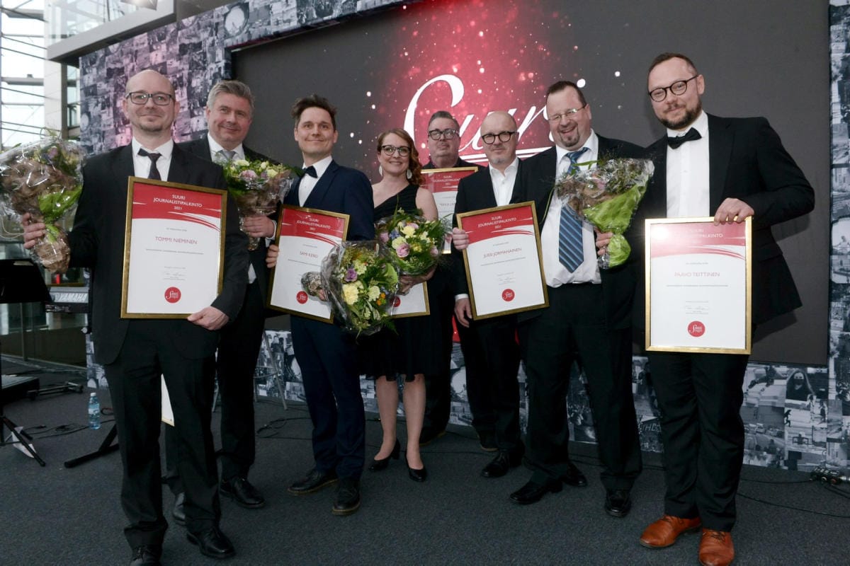Suuren journalistipalkinnon voittajat vasemmalta Helsingin Sanomien Tommi Nieminen, Marko Junkkari ja Sami Kero, Turun Sanomien Maria Vesterinen, Ylen Pekka Laine, J-P Pulkkinen ja Jussi Jormanainen sekä HS:n Paavo Teittinen LEHTIKUVA / Mikko Stig