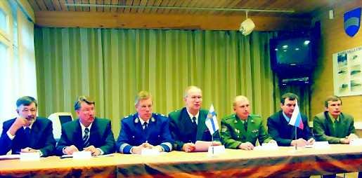 Lisää tapaamisia . Lapin ja Murmanskin rikollisuutta torstaina Sallassa pohtineet rikos-ylitarkastaja Pentti Yliniva (vas.), tullipiirinjohtaja Juha Heikkilä, lääninpoliisijohtaja Pentti Saira, eversti Hannu Etu-Seppälä, eversti Sergei Mitjushin, eversti Viktor Pesterev ja everstiluutnantti Aleksei Baturin sopivat, että kokoukset pidetään jatkossa vuosittain.