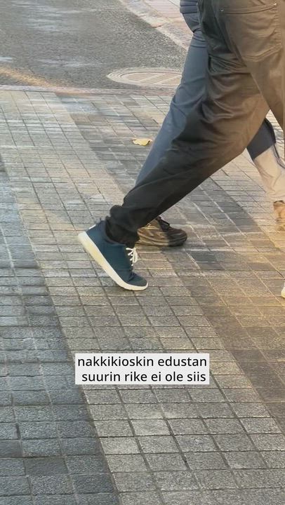 Laskimme, moniko ylittää päin punaisia Oulun keskustassa sijaitsevan risteyksen tunnin aikana