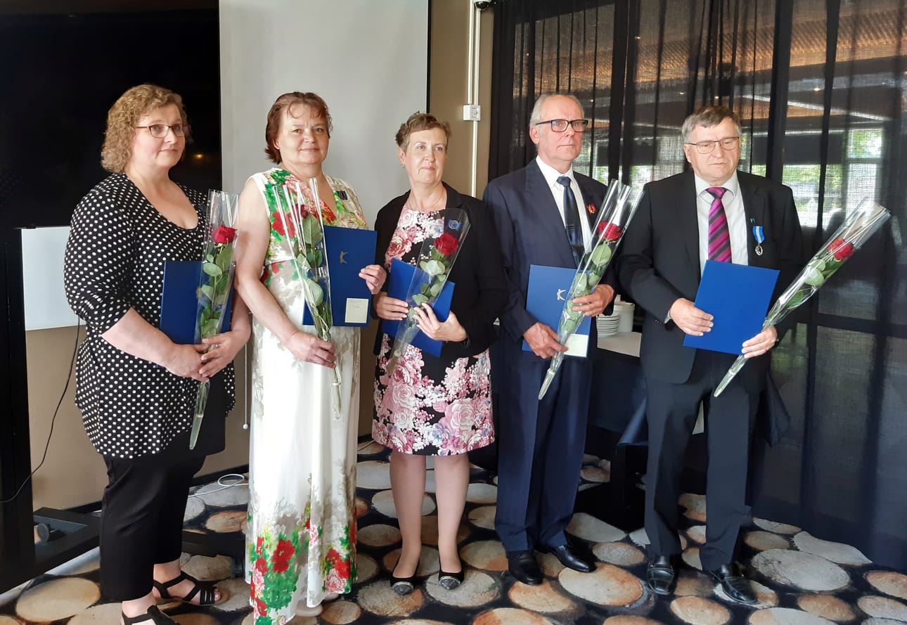 Kunnia- ja ansiomerkkien saajat vasemmalta: Heli Rajalahti, Marja-Liisa Pienimäki, Raija Isoaho, Mikko Myllymäki ja Jorma Lamminmäki.