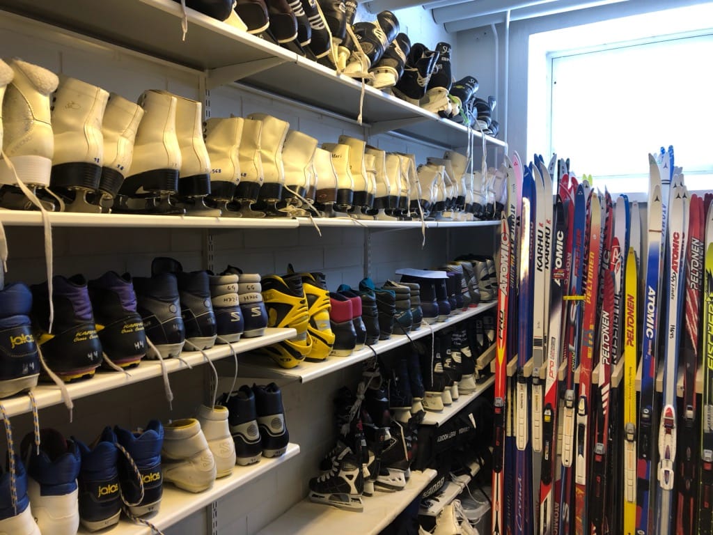 Oulussa Pateniemen Honkapirtillä toimii urheilu- ja liikuntavälinelainaamo, josta voi ottaa harrastusvälineitä lainaan kolmeksi viikoksi.