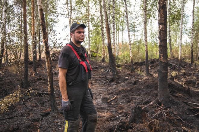 Alajärven Iso Nassinnevan palo oli hankakala. Jukka Siirilä oli keräämässä pois satoja metriä pitkää sammutuslinjaa keskiviikkona 7. heinäkuuta. KUVA: NIKO PELTONIEMI