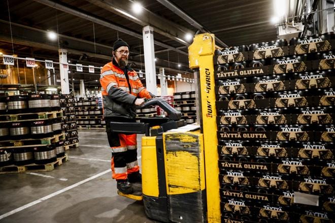 Pekka Lehtiniemi lastasi torstaina Keravan panimossa nelosolutta autoon, joka vie lastin Seinäjoen terminaaliin. KUVA: Joel Maisalmi