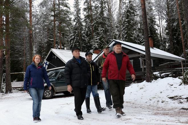 Äystöllä asutus on keskittynyt kantatien 67:n lähelle, mutta lähiseudun metsissä on myös 20 mökkiä, kuten taustalla näkyvä Harjun suvun metsäkämppä, Sen taakse 450 metrin päähän epäillään yhden tuulivoimalan tulevan. Kämpällä piipahtivat Anne Leskinen, Erkki Laurila, Olavi Rintaluoma, Velipekka Harju ja Jorma Harju. KUVA: JORMA HAVULA