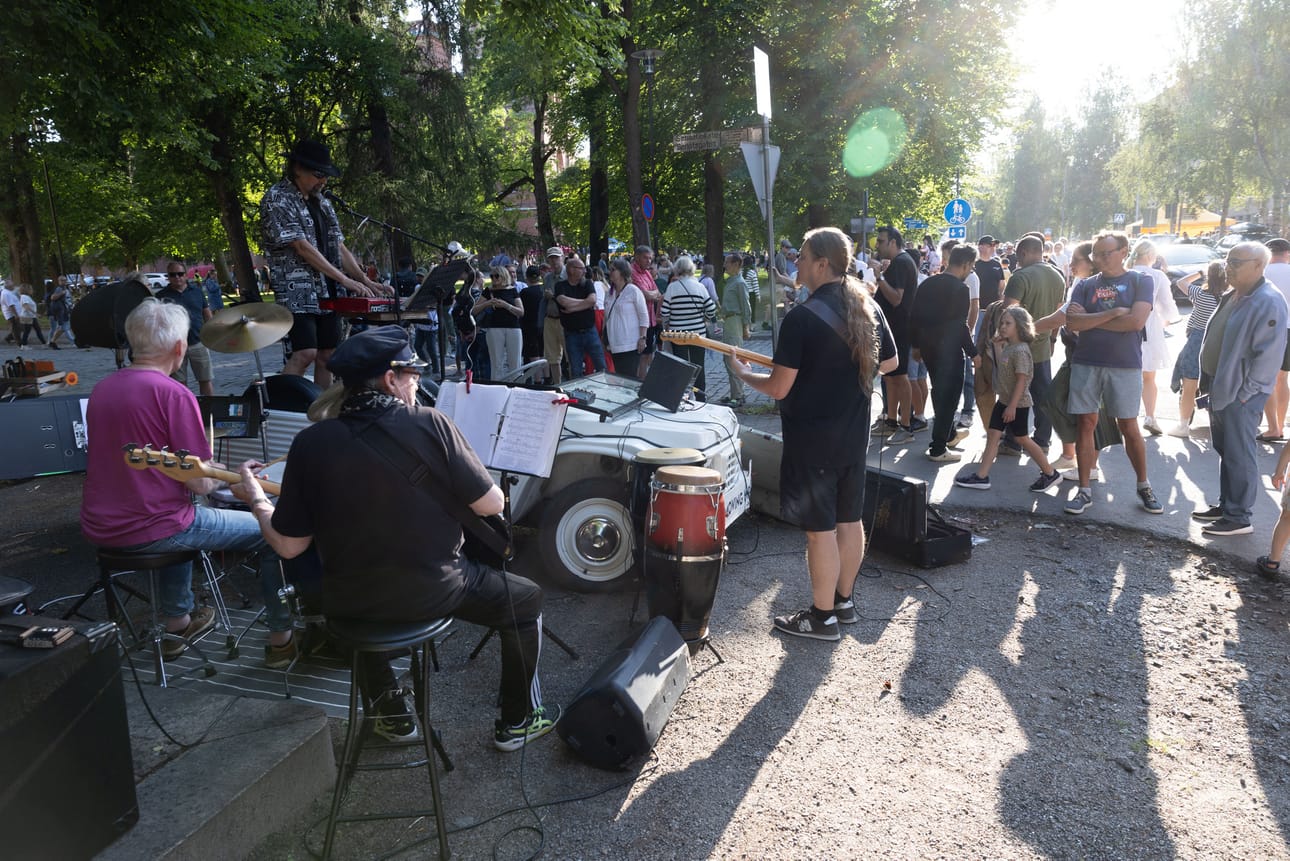 Taiteiden yönä tapahtuu joka kadunkulmassa. Tarjolla on runsaasti musiikkia, esityksiä, näyttelyitä ja osallistavaa ohjelmaa kaikenikäisille. Moving Mehari Band viihdytti yleisöä viime vuonna Kaupungintalon puiston reunalla.