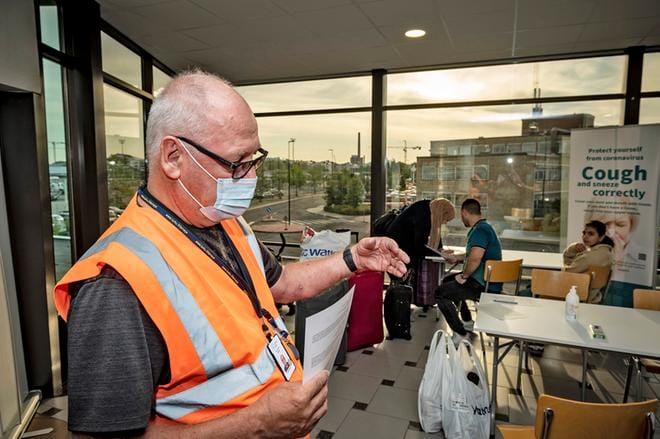 Jukka Koskinen johti jäljittäjien ryhmää Silja Linen terminaalissa tiistaiaamuna. Kaikki laivasta tulleet joutuivat käymään terveystoimenpiteissä.