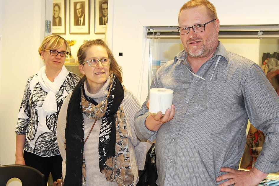 Eri toimialojen näkökulmat rikastuttavat yksinyrittäjien verkostoa. Kirsi Anttila, Anne-Maarit Kulju ja Pekka Kantola ovat tutustumisleikin pauloissa ensimmäisessä kokoontumisessa.
