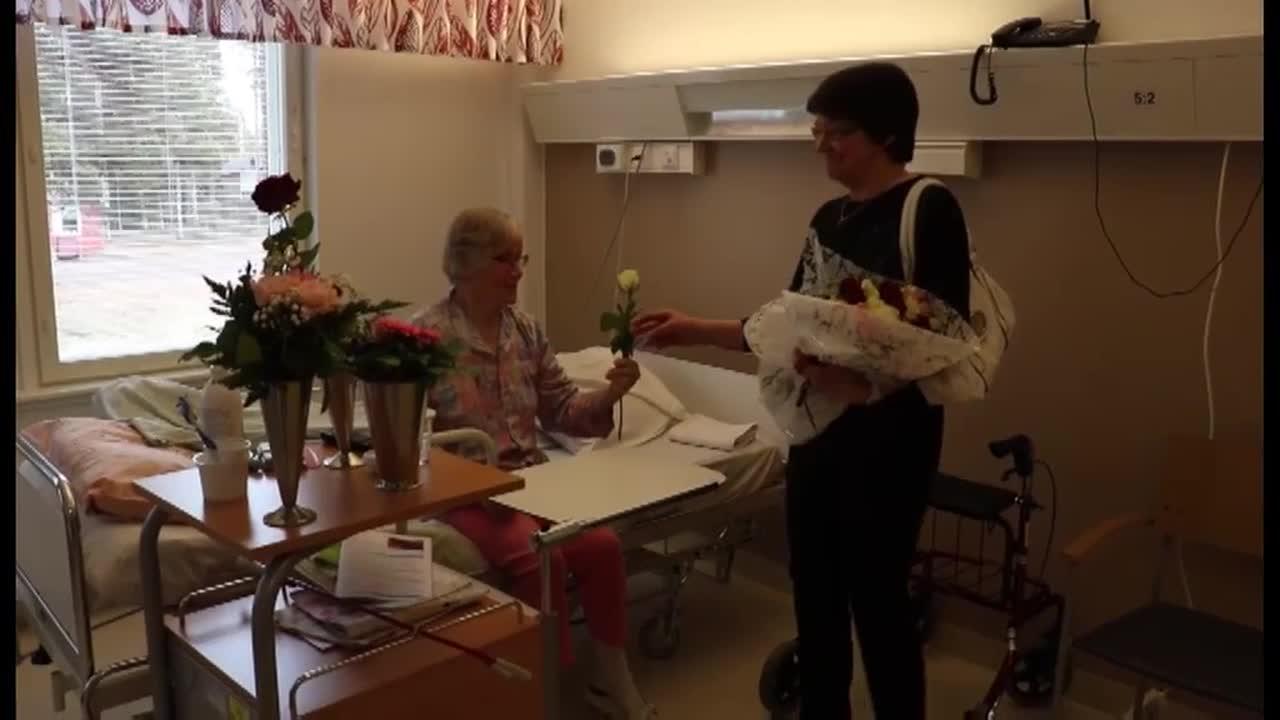 Kukkasilla iloa vuodeosastolle