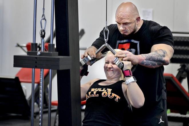 Ammattilaiskehonrakentaja, valmentaja Jari "Bull" Mentula ohjasi Kauhavalta kotoisin olevaa Laura Pollaria salitreenissä Seinäjoella lauantaina. KUVA: HEIKKI HAKANEN