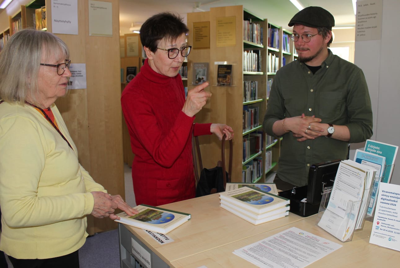 Inkeri Mäki (vas.) ja Helena Kaukola olivat kuuntelemassa Ilari Aaltoa ja ostivat itselleen hänen kirjansa Vuosi keskiajan Suomessa. Kaukola kertoi, että jälkipolvissakin on menneistä ajoista kiinnostuneita.
