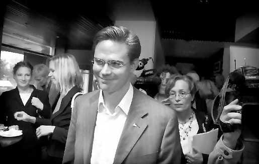 Jyrki Katainen oli omiensa keskellä Oulussa maanantaina.