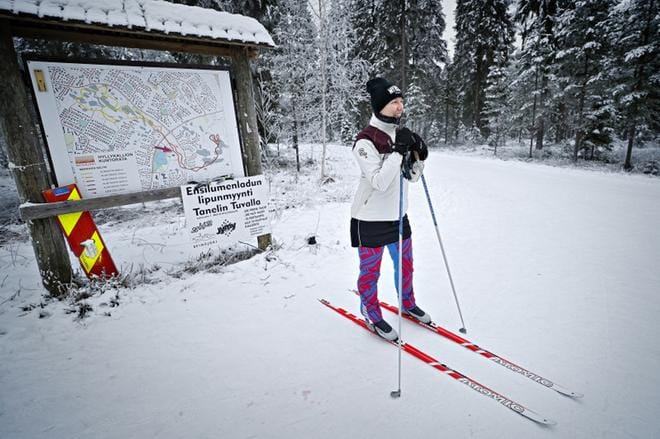 Johanna Rintamaa nauraa hiihtävänsä säännöllisesti kerran kymmenessä vuodessa. Kuvat: Tomi Kosonen