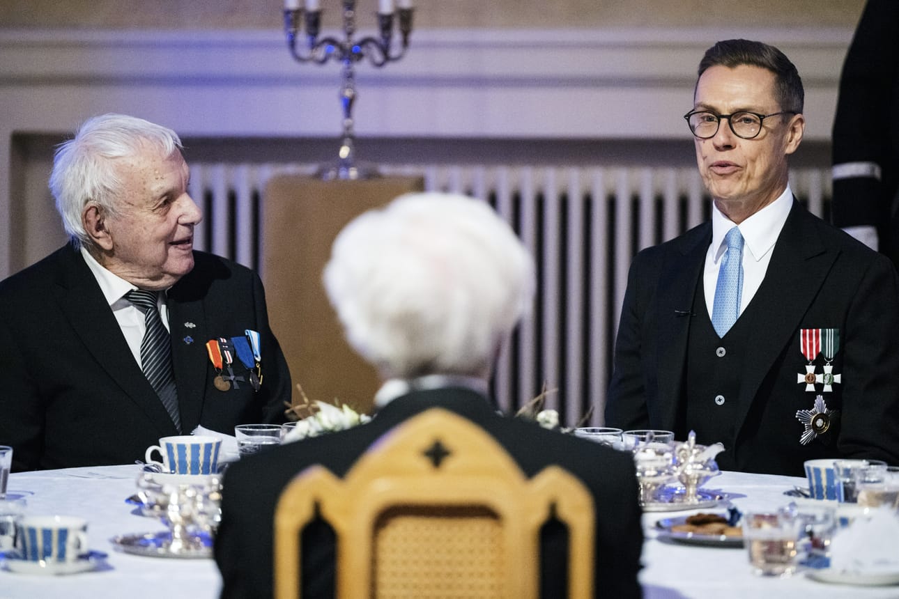 Veteraaneja, lottia ja muita sotasukupolvien edustajia juhli tänäkin vuonna omassa rauhallisessa juhlatilaisuudessaan Presidentinlinnassa aiemmin tällä viikolla. Paikalle saapui alle 20 kunniavierasta, joiden keski-ikä oli yli sata vuotta.
