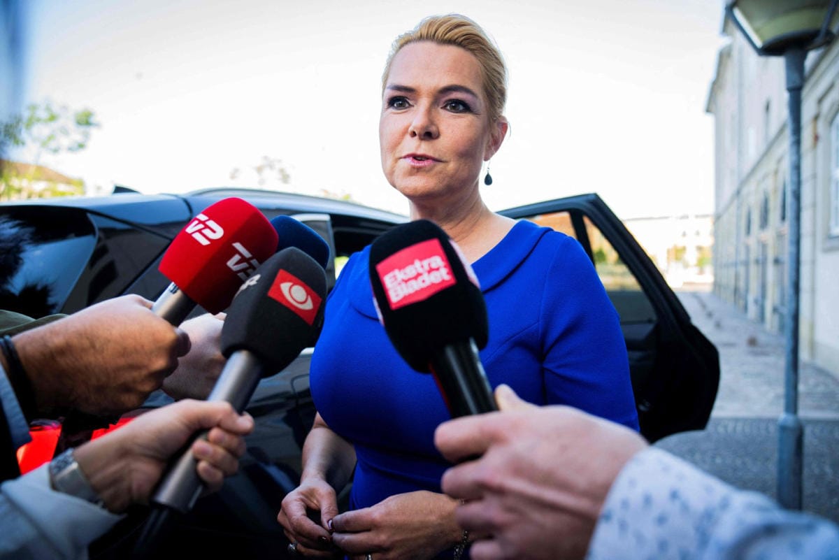 Tanskan entinen maahanmuuttoministeri Inger Stöjberg vastaamassa toimittajille 2. syyskuuta Kööpenhaminassa. Lehtikuva/AFP