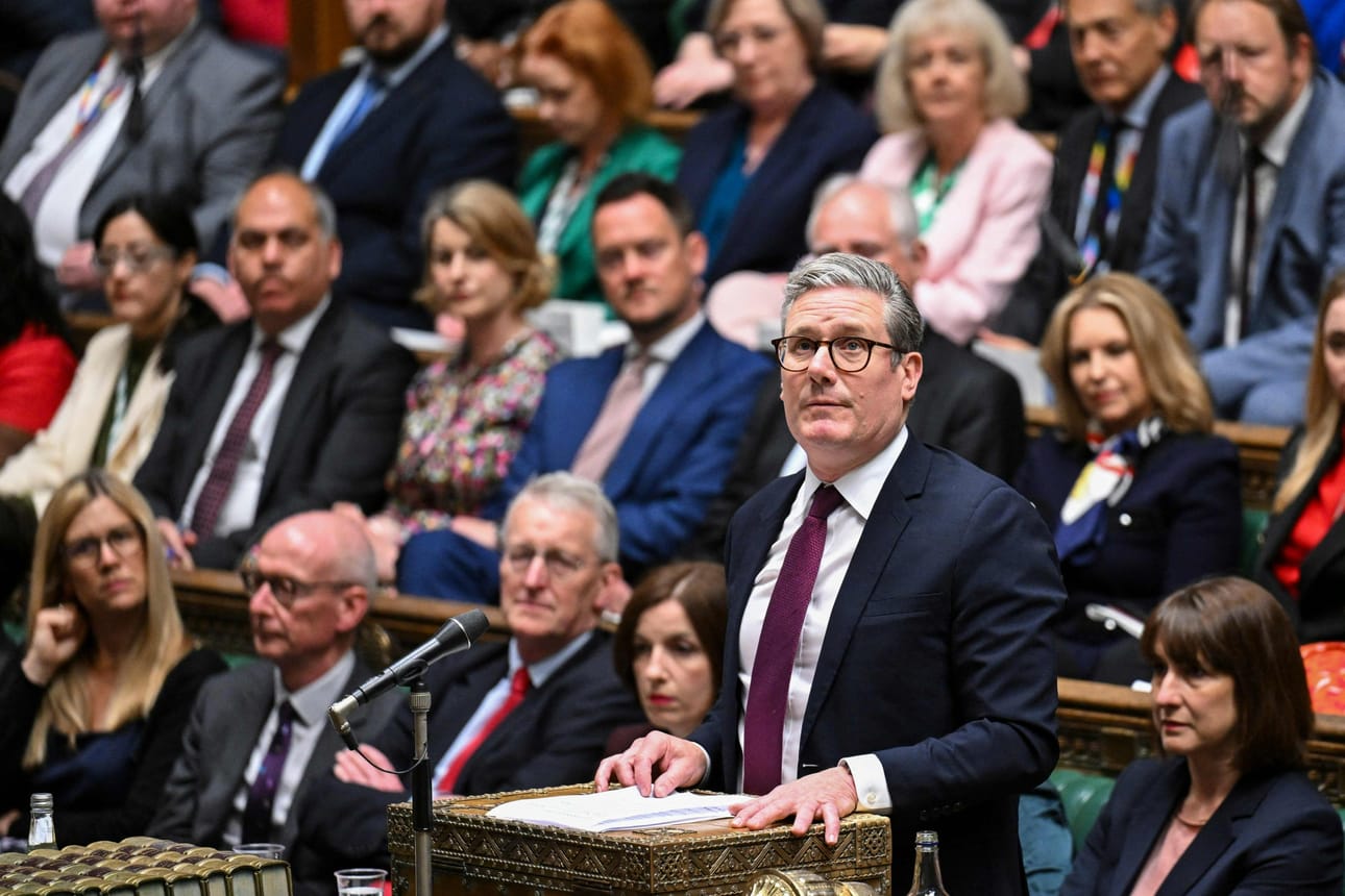 Keir Starmerista (etualalla) puhutaan tulevana pääministerinä. LEHTIKUVA/AFP/Britannian parlamentti