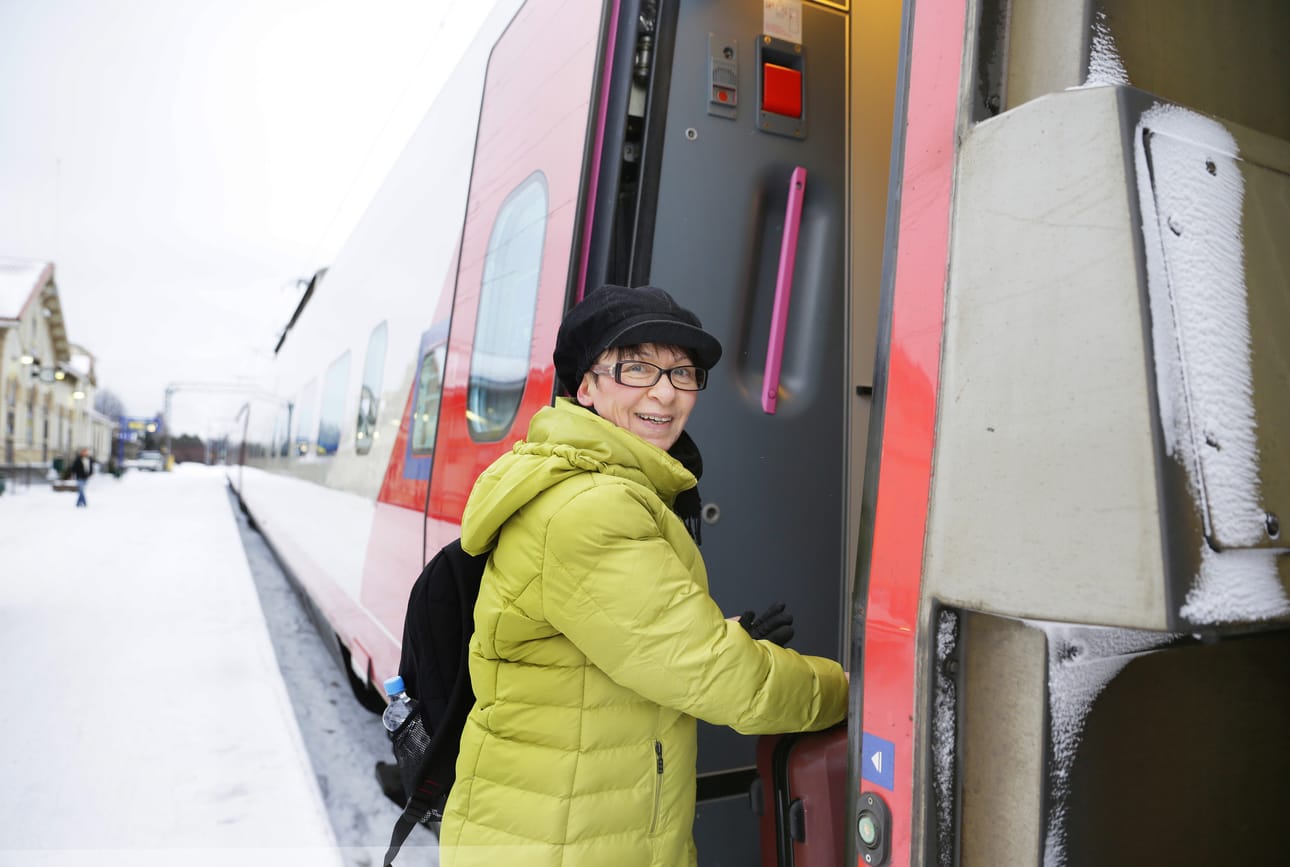 Tanja Rajanen nousi keskiviikkona junaan Oulun asemalta. Hän pitää ajatusta junaliikenteen aloittamista Tornion kautta Ruotsin puolelle tervetuuleena. "Koiraihmisenä sen kautta olisi helppo päästä koiranäyttelyihin Ruotsiin", Rajanen sanoo.