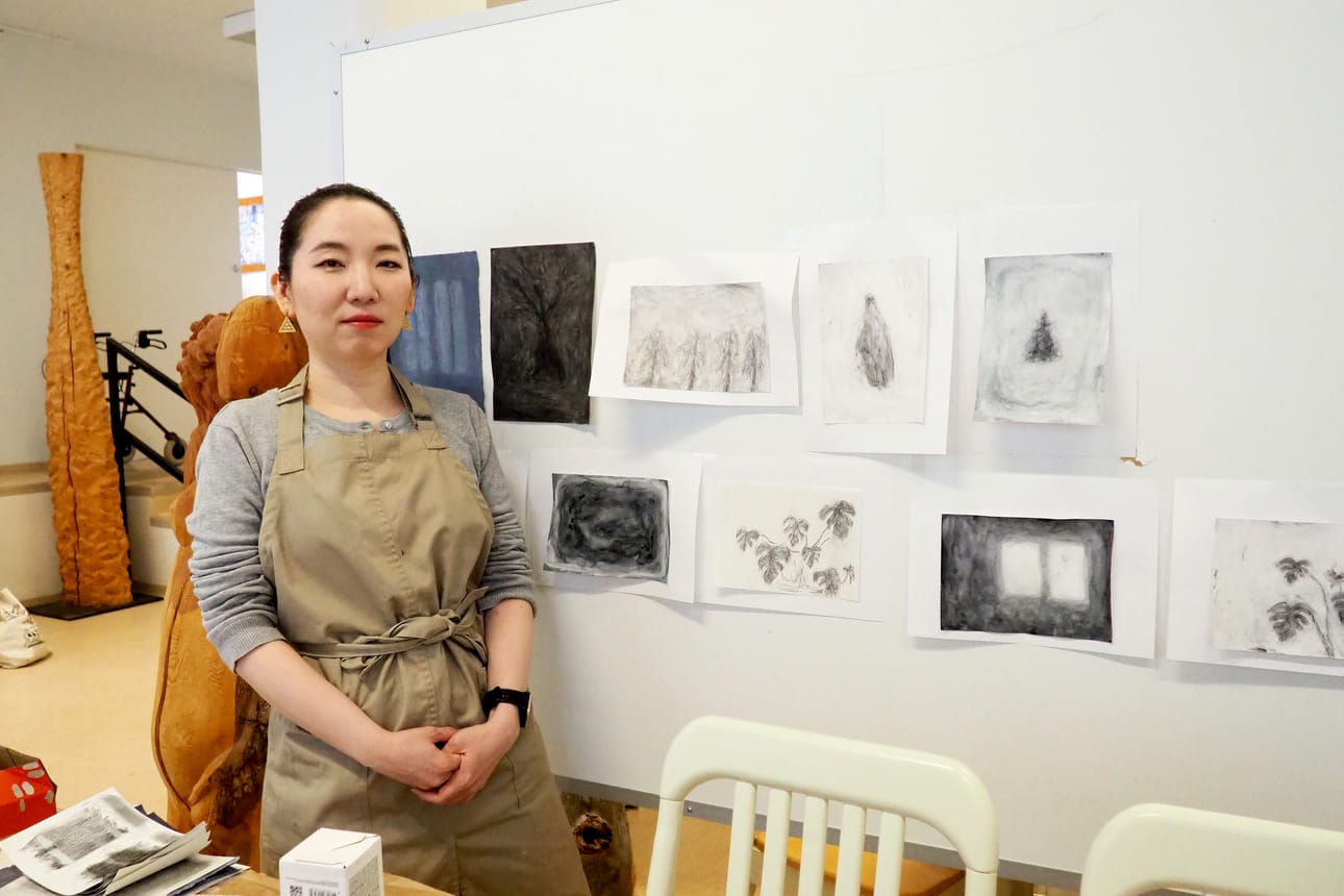 Japanilainen taiteilija Eri Fukuda uskoo löytäneensä Kemijärveltä itselleen uusia aiheita, joita kuvaavat esimerkiksi luonnostelmat poronsarvista ja metsästä.