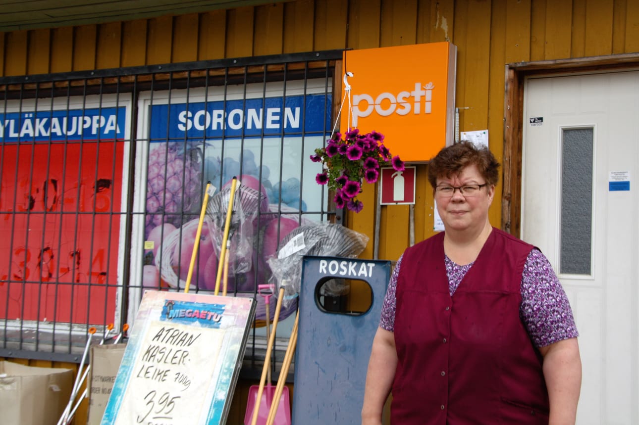 Lea Ruunu pitää kyläkauppaa Taivalkosken Tyrävaaralla.