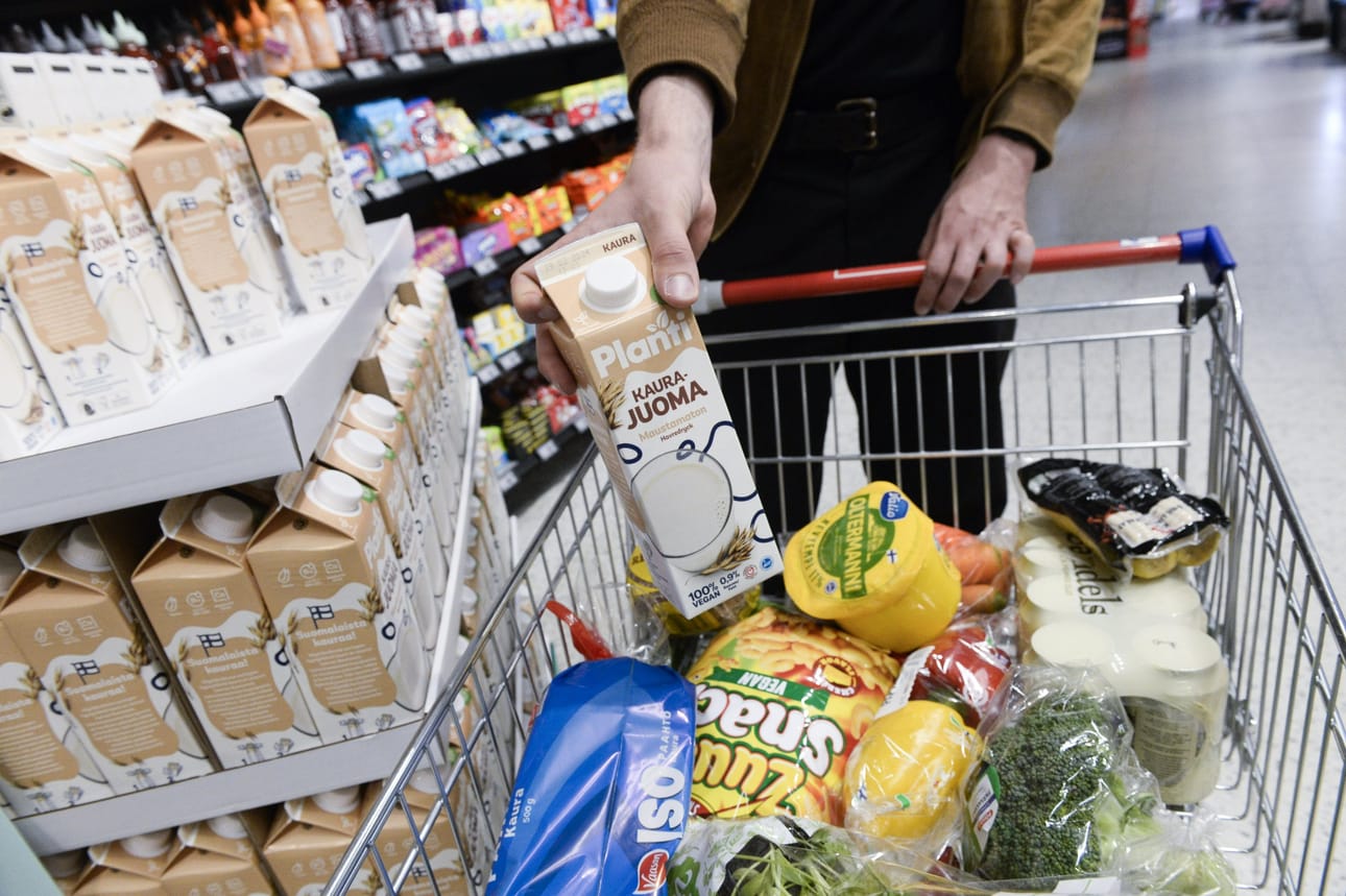 Elintarvikkeiden hinnat nousivat Suomessa vuositasolla noin prosentin kymmennyksen. LEHTIKUVA / MIKKO STIG