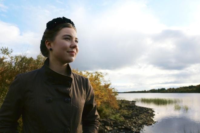 Nuori vaikuttaja Riikka Karppinen on noussut tunnetuksi kotikylänsä suojellun suon puolustajana. Alueella on tehty iso malmilöytö, ja kuntaan odotetaan uutta kaivosta. Karppista huolettaa luonnon peruuttamaton muuttaminen ulkomaisen yhtiön menestyksen tähden. KUVA: Petteri Saario/Yle Kuvapalvelu