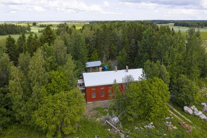 1870-luvulla rakennetun pohjalaistalon takasivu näyttää jo lähes valmiilta. KUVAT: SAMI PELTONIEMI