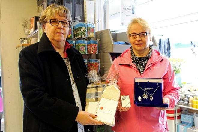 Hannele Hannulalla oli käsissään Kuninkaanjoki-sarjan pyyhe ja Leila Peuralla Soini-koruja. Soinissa on meneillään juhlavuosi. KUVA: TARJA RIIHIMÄKI