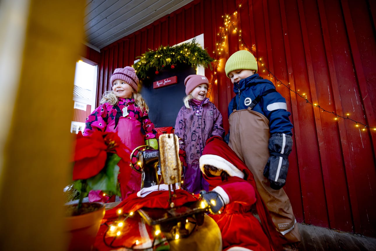 Kolme Jokilaakson tietäjää (Loviisa Yli-Rantala, Hilma Riihimäki ja Eero Tietäväinen) kiersi ovelta ovelle ja löysi tonttuja ahertamassa. Vielä on nähtävästi tehtävää, kun yhden piti ommella tonttulakkiaan.