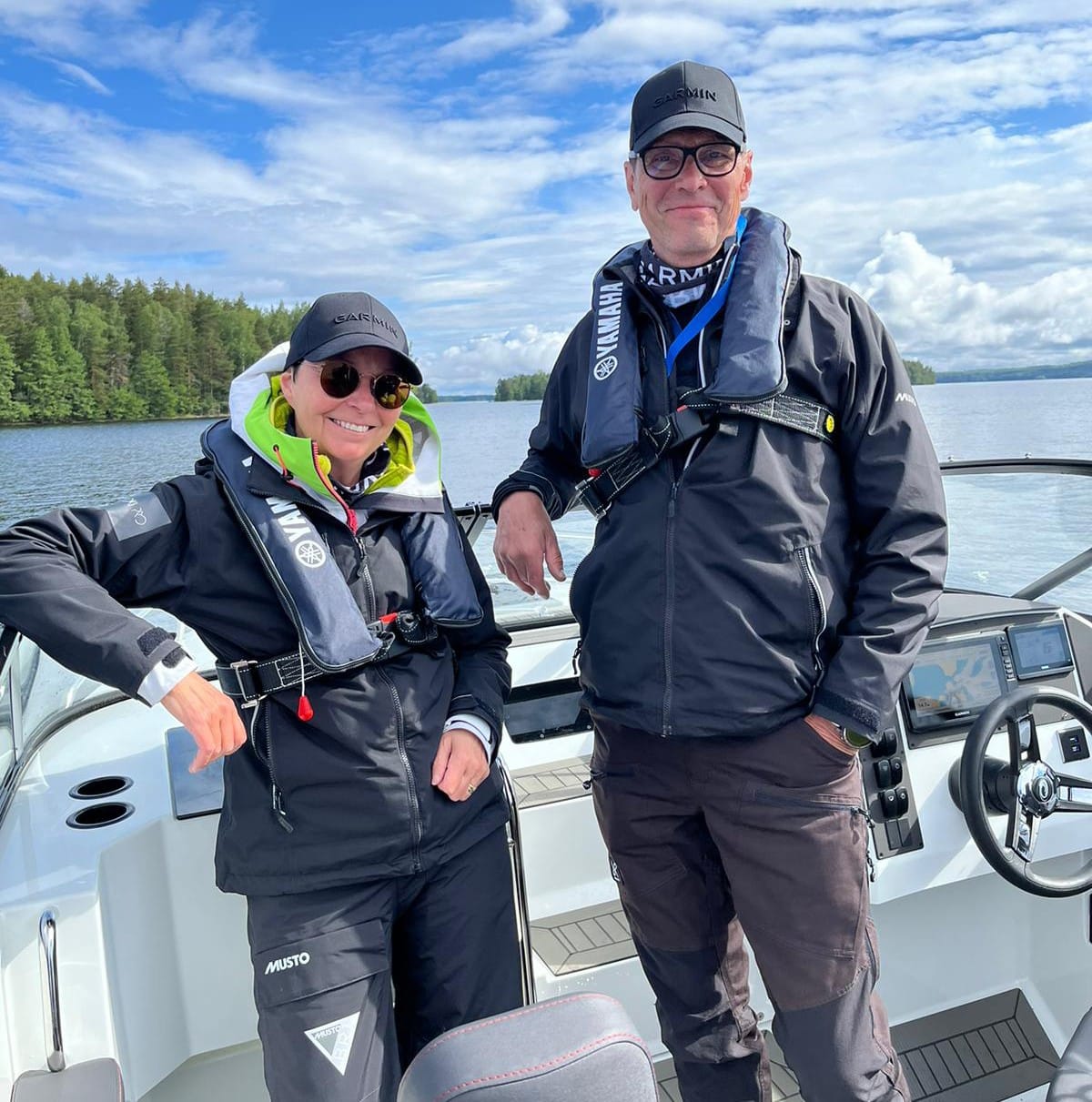 Tässä kuvassa Elina Viitasen ja Juhani Haapaniemen taustalla siintävä järvi on Päijänne.