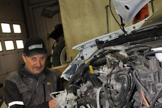 Ammattikoulusta lähtien asennustöitä tehneen Yngve Rosenbackan käsissä kolariauto tulee kuntoon. Korin mittauslaitteet ja oikaisupenkki ovat hänellä hyvänä apuna. KUVA: TAUNO RIIHILUOMA