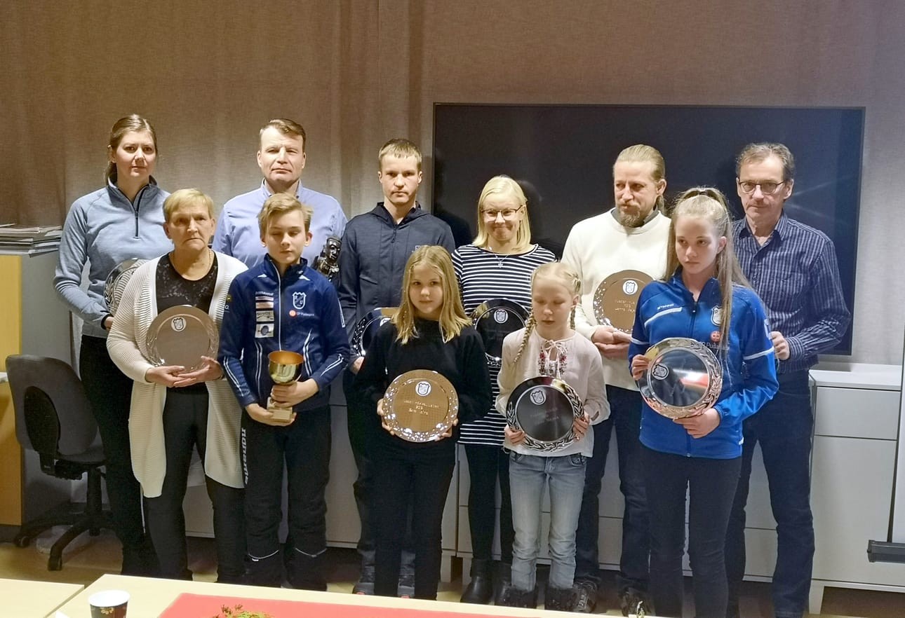 Pudasjärven Urheilijoiden syyskokouksen yhteydessä palkitut.