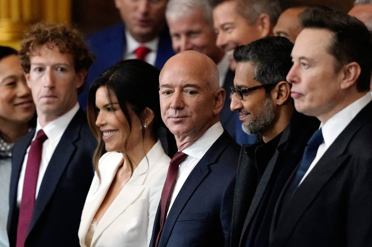 Metan toimitusjohtaja Mark Zuckerberg (kuvassa vasemmalla) on pyrkinyt lähentymään presidentti Donald Trumpin kanssa. Zuckerberg osallistui Trumpin virkaanastujaisiin muiden teknologiamoguleiden kanssa. LEHTIKUVA/AFP