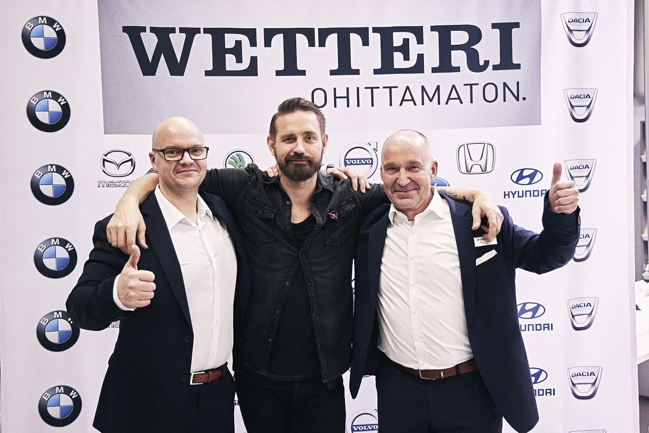 Wetterin isännät Risto Heikkinen ja Ilkka Ikäheimo illan tähden kanssa.