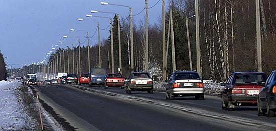 Oulu tarvitsee velkarahaa muun muassa Kuusamontien kunnostukseen.
