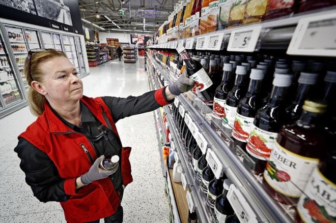 Hiljattain tullut tieto puolukkamehun terveysvaikutuksista on vaikuttanut kauppojen hyllyihin. Merja Anttila täyttää puolukkamehuhyllyä K-Citymarketissa Seinäjoella. KUVA: KARI LÖFHJELM