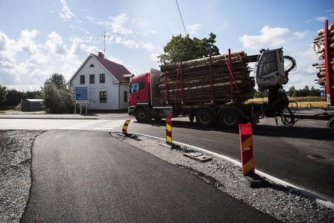 Aseman alueen tiet vaikuttavat kapeilta jo henkilöauton ratista. Alueella liikkuvat raskaat kuljetukset mahtuvat harvoin ajamaan omalla kaistallaan tiukoissa käännöksissä. KUVA: OUTI NEUVONEN