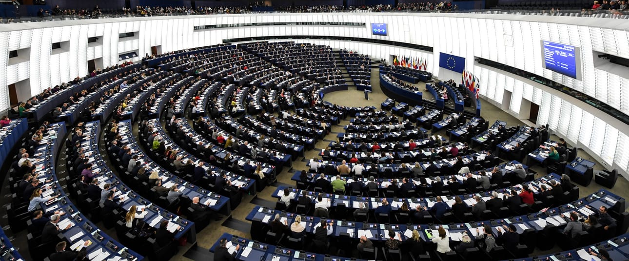 Kirjoittajat haluavat EU:lta enemmän Suomelle.