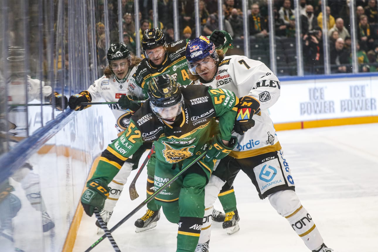 Henrik Haapala (vas.) ja Topi Niemelä väänsivät viidennessä puolivälierässä. Taustalla Troy Bourke (vas.) ja Petri Kontiola käyvät omaa kamppailuaan.