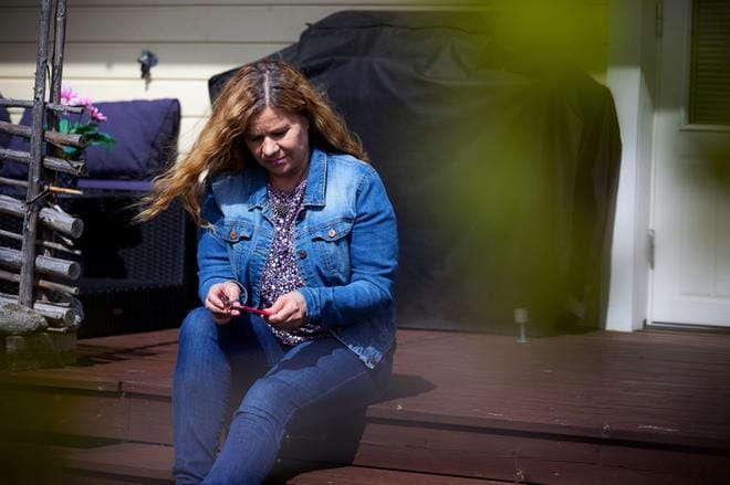 – Kun tilanne oli päällä, mieliala meni ylös ja alas. Olen itkenyt niin paljon, ettei enää itketä, kiintiö on vissiin täynnä. Voin paremmin, mutta kyllähän asiakkaita alkaa kaivata yhä enemmän, Päivi Enelund sanoo. KUVAT: JARNO PELLINEN